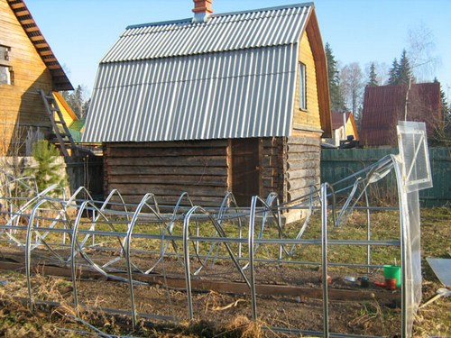 Теплица поломалась под снегом, слабый каркас не выдержал нагрузки
